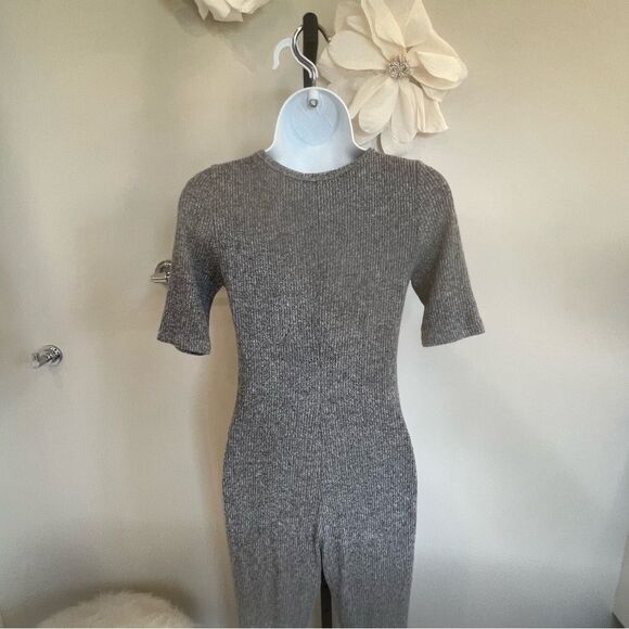 Gray V-Neck Jumpsuit - Picture 4 of 10